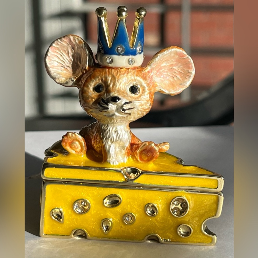 NWT Adorable Royal Mouse with Crown 👑Crystal Accents Trinket Box Magnet Close ❤️